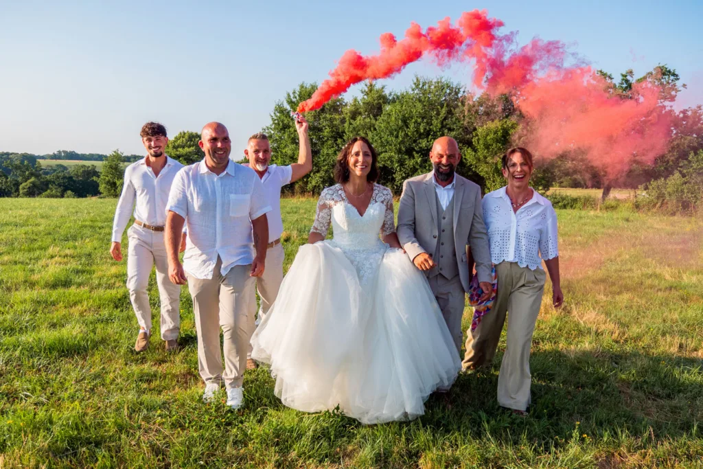 Photo des mariés et leurs témoins avec des fumigènes - Mariage de Sophie et Alain - 2025 - Photographe à Saint-Gaudens (31) Marc Villard / VILMAGE